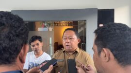 EVENT -Ketua Panitia Rakernas XII JKPI, Rizal Marsaoly, saat menyampaikan informasi terkait kedatangan 868 delegasi dari 47 daerah di Ternate, Selasa (18/8/2026). (Dok: Wahana Malut/Ical).