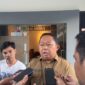 EVENT -Ketua Panitia Rakernas XII JKPI, Rizal Marsaoly, saat menyampaikan informasi terkait kedatangan 868 delegasi dari 47 daerah di Ternate, Selasa (18/8/2026). (Dok: Wahana Malut/Ical).
