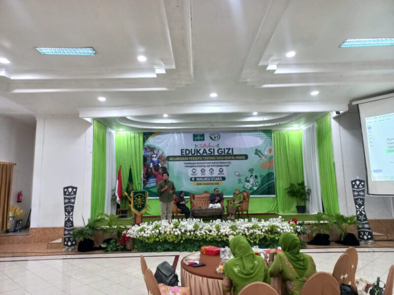 PENCEGAHAN STUNTING - Narasumber menyampaikan materi dalam Talkshow Edukasi Gizi “Meluruskan Persepsi tentang Susu Kental Manis” yang digelar PP Muslimat NU bersama YAICI di Maluku Utara, membahas pentingnya pemenuhan gizi anak dan bahaya kesalahan persepsi terhadap susu kental manis bagi balita, Rabu (19/8/2026). (Dok: Wahana Malut/Tia).