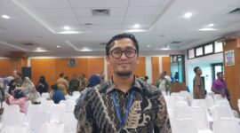 PENERBANGAN - General Manager Garuda Indonesia Cabang Ternate, Achmad Allam Rafli, saat menyampaikan perkembangan keterisian penumpang dan strategi layanan penerbangan Garuda rute Ternate-Jakarta hingga akhir 2026, Rabu (19/8/2026). (Dok: Wahana Malut/Tia).