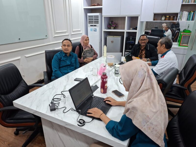 PENDIDIKAN - Rektor IAIN Ternate Adnan Mahmud didampingi Wakil Rektor Bidang Kemahasiswaan dan Alumni Fatum Abubakar saat bertemu dengan Ketua Tim Tindak Lanjut Hasil Pengawasan Eksternal Biro ORTALA Kementerian Agama RI, Rabu (19/8/2026), membahas perkembangan usulan IAIN Ternate menjadi UIN Sultan Baabullah, Rabu (19/8/2026). (Dok: IAIN Ternate).