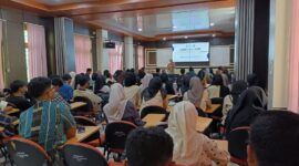 KULIAH UMUM - Prof. Bill Carter dari Sunshine University Australia saat menjadi pembicara dalam kuliah umum bertajuk Sustainable Tourism and Tourism Management yang digelar FIB Universitas Khairun (Unkhair) di Kampus 2 Gambesi, Ternate, Kamis (20/8/2026). (Dok: FIB Unkhair).