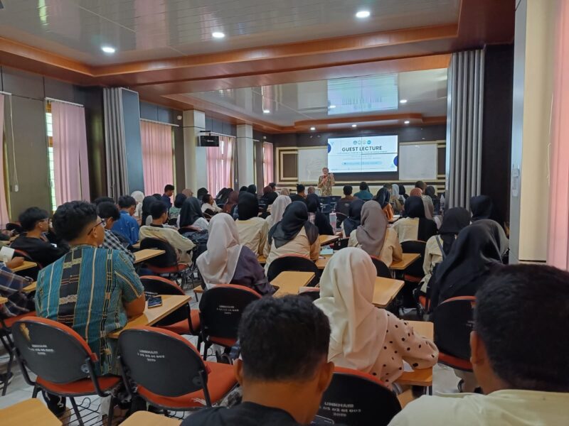 KULIAH UMUM - Prof. Bill Carter dari Sunshine University Australia saat menjadi pembicara dalam kuliah umum bertajuk Sustainable Tourism and Tourism Management yang digelar FIB Universitas Khairun (Unkhair) di Kampus 2 Gambesi, Ternate, Kamis (20/8/2026). (Dok: FIB Unkhair).