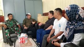 PERTANDINGAN - Pengurus ORADO Maluku Utara dan ORADO Kota Ternate saat melakukan pertemuan dengan perwakilan Korem 152/Baabullah untuk membahas rencana kolaborasi turnamen domino dalam rangka HUT TNI ke-81, Kamis (20/8/2026). (Dok: Istimewa).
