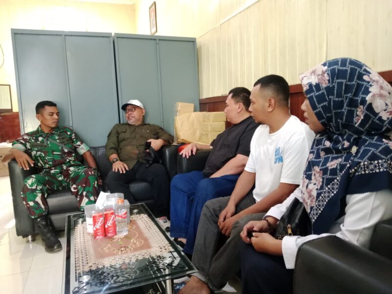 PERTANDINGAN - Pengurus ORADO Maluku Utara dan ORADO Kota Ternate saat melakukan pertemuan dengan perwakilan Korem 152/Baabullah untuk membahas rencana kolaborasi turnamen domino dalam rangka HUT TNI ke-81, Kamis (20/8/2026). (Dok: Istimewa).