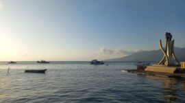 PERINGATAN DINI - Peringatan gelombang tinggi di Maluku Utara. BMKG Stasiun Meteorologi Sultan Baabullah Ternate memprakirakan tinggi gelombang mencapai 2 meter di sejumlah jalur pelayaran, termasuk Ternate–Batang Dua–Bitung dan Bacan–Laiwui–Mangole–Sanana. Masyarakat dan pengguna jasa transportasi laut diimbau waspada terhadap potensi angin kencang, Jumat (21/8/2026).(Dok:Wahana Malut/Tia).