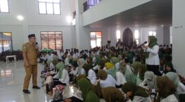 PBAK - Wali Kota Ternate, Dr. KH. M. Tauhid Soleman, saat menyampaikan materi kepada mahasiswa baru dalam kegiatan PBAK IAIN Ternate Tahun Akademik 2026/2027, Senin (24/8/2026). Tauhid mengingatkan mahasiswa menghadapi tantangan era digital dengan membangun karakter humanis. (Dok: IAIN Ternate).