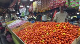 HARGA - Aktivitas pedagang barito di Pasar Higienis Ternate, Senin (24/8/2026). Harga cabai rawit melonjak hingga Rp130 ribu per kilogram akibat berkurangnya pasokan. (Dok: Wahana Malut/Bara).