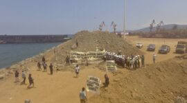 Warga Desa Kawasi, Kecamatan Obi, Halmahera Selatan, saat menggelar aksi menolak aktivitas lalu lintas tongkang dan kapal pengangkut material nikel di perairan Kawasi pada Rabu (26/8/2026). (Dok: Istimewa).