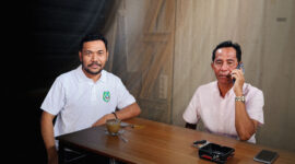 Muhlis Ibrahim (kiri) bersama Kepala DPMPTSP Maluku Utara, Nirwan MT Ali (kanan), Kamis (17/9/2026). (Dok: Istimewa).