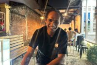 Akademisi Universitas Khairun (Unkhair) Aziz Hasyim saat memberikan tanggapan terkait inflasi Maluku Utara yang mencapai 5,72 persen pada September 2026, Senin (5/10/2026). Dok; Wahana Malut/Ical