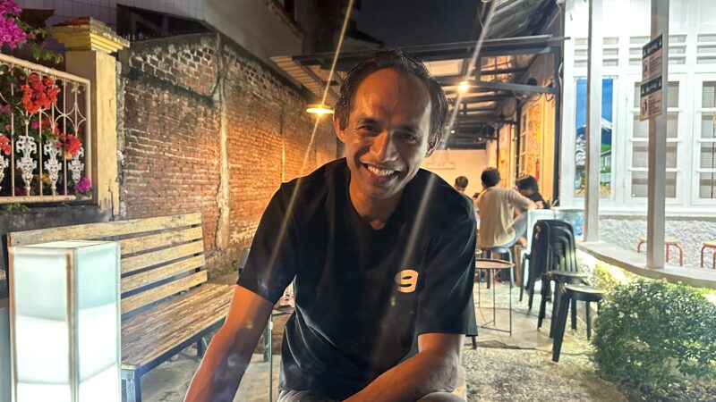 Akademisi Universitas Khairun (Unkhair) Aziz Hasyim saat memberikan tanggapan terkait inflasi Maluku Utara yang mencapai 5,72 persen pada September 2026, Senin (5/10/2026). Dok; Wahana Malut/Ical