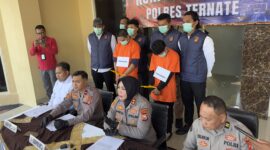 Polres Ternate menghadirkan dua tersangka dalam  konferensi pers terkait perkara kekerasan dan persetubuhan terhadap anak, Senin (21/9/2026). Dok. Wahana Malut/Riff