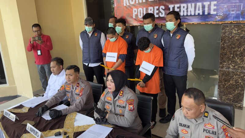 Polres Ternate menghadirkan dua tersangka dalam  konferensi pers terkait perkara kekerasan dan persetubuhan terhadap anak, Senin (21/9/2026). Dok. Wahana Malut/Riff