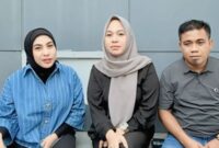 Diani Hastuti Tiwar (tengah) menyampaikan permohonan maaf kepada Ketua DPD Partai Gerindra Provinsi Maluku Utara Sahril Tahir dan jajaran partai atas unggahannya di media sosial, Sabtu (12/9/2026). (Dok: Istimewa)