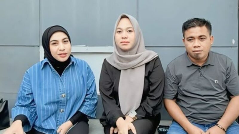 Diani Hastuti Tiwar (tengah) menyampaikan permohonan maaf kepada Ketua DPD Partai Gerindra Provinsi Maluku Utara Sahril Tahir dan jajaran partai atas unggahannya di media sosial, Sabtu (12/9/2026). (Dok: Istimewa)