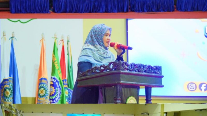 Rektor UMMU, Prof. Dr. Ranita Rope, membuka kegiatan P2KK dan Masa Ta'aruf Ber-Aksi bagi sekitar 1.000 mahasiswa baru UMMU tahun akademik 2026/2027 di Auditorium UMMU, Ternate, Jumat (11/9/2026).
