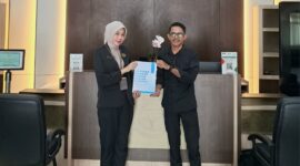 Pelapor Dealfrit Kaerasa, S.H., saat menyampaikan laporan dugaan penyimpangan pengelolaan dana Bantuan Sosial (Bansos) dan hibah Kabupaten Halmahera Barat Tahun Anggaran 2022 dan 2023 ke Kejaksaan Tinggi Maluku Utara, Selasa (22/9/2026). (Dok: Istimewa)