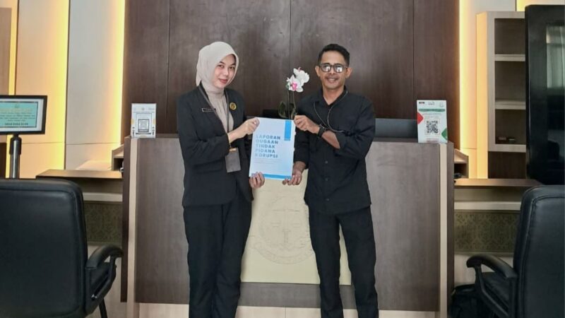 Pelapor Dealfrit Kaerasa, S.H., saat menyampaikan laporan dugaan penyimpangan pengelolaan dana Bantuan Sosial (Bansos) dan hibah Kabupaten Halmahera Barat Tahun Anggaran 2022 dan 2023 ke Kejaksaan Tinggi Maluku Utara, Selasa (22/9/2026). (Dok: Istimewa)