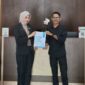 Pelapor Dealfrit Kaerasa, S.H., saat menyampaikan laporan dugaan penyimpangan pengelolaan dana Bantuan Sosial (Bansos) dan hibah Kabupaten Halmahera Barat Tahun Anggaran 2022 dan 2023 ke Kejaksaan Tinggi Maluku Utara, Selasa (22/9/2026). (Dok: Istimewa)