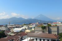 Langit Kota Ternate tampak berkabut dengan latar Gunung Tidore, Rabu (23/9/2026). Kondisi tersebut berkaitan dengan fenomena haze yang menyebabkan jarak pandang di sejumlah wilayah Maluku Utara menurun. (Dok: Wahana Malut/Ical)