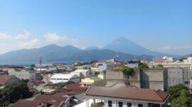 Langit Kota Ternate tampak berkabut dengan latar Gunung Tidore, Rabu (23/9/2026). Kondisi tersebut berkaitan dengan fenomena haze yang menyebabkan jarak pandang di sejumlah wilayah Maluku Utara menurun. (Dok: Wahana Malut/Ical)
