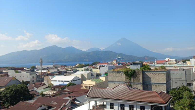 Langit Kota Ternate tampak berkabut dengan latar Gunung Tidore, Rabu (23/9/2026). Kondisi tersebut berkaitan dengan fenomena haze yang menyebabkan jarak pandang di sejumlah wilayah Maluku Utara menurun. (Dok: Wahana Malut/Ical)