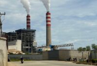 Cerobong PLTU captive milik PT Indonesia Weda Bay Industrial Park (IWIP) di kawasan industri, Kabupaten Halmahera Tengah, Maluku Utara. (Dok: Wahana Malut/Ical)
