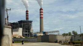 Cerobong PLTU captive milik PT Indonesia Weda Bay Industrial Park (IWIP) di kawasan industri, Kabupaten Halmahera Tengah, Maluku Utara. (Dok: Wahana Malut/Ical)