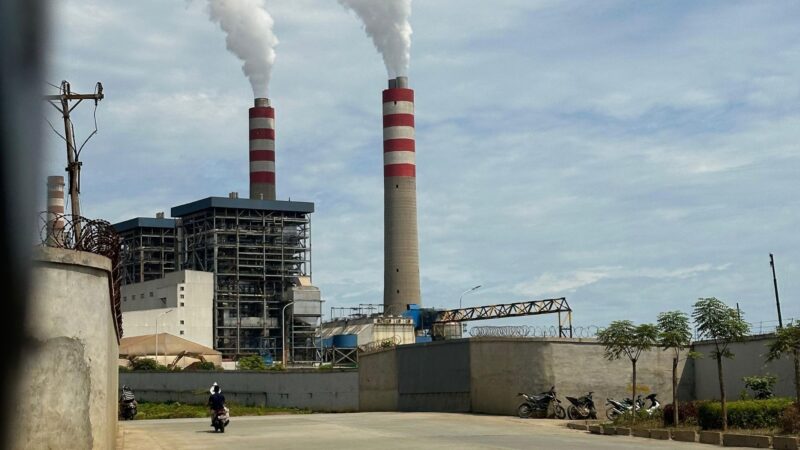 Cerobong PLTU captive milik PT Indonesia Weda Bay Industrial Park (IWIP) di kawasan industri, Kabupaten Halmahera Tengah, Maluku Utara. (Dok: Wahana Malut/Ical)