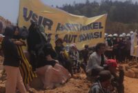 Warga memasang palang berbahan bambu di akses jalan Desa Kawasi, Kecamatan Obi, Halmahera Selatan, sebagai pembatas bagi kendaraan alat berat dan kendaraan operasional perusahaan yang melintas di jalur tersebut. Pemasangan palang itu kini menjadi bagian dari penyelidikan polisi terkait dugaan pemalangan jalan, Senin (14/9/2026). (Dok: Istimewa)