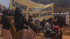 Warga memasang palang berbahan bambu di akses jalan Desa Kawasi, Kecamatan Obi, Halmahera Selatan, sebagai pembatas bagi kendaraan alat berat dan kendaraan operasional perusahaan yang melintas di jalur tersebut. Pemasangan palang itu kini menjadi bagian dari penyelidikan polisi terkait dugaan pemalangan jalan, Senin (14/9/2026). (Dok: Istimewa)