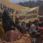 Warga memasang palang berbahan bambu di akses jalan Desa Kawasi, Kecamatan Obi, Halmahera Selatan, sebagai pembatas bagi kendaraan alat berat dan kendaraan operasional perusahaan yang melintas di jalur tersebut. Pemasangan palang itu kini menjadi bagian dari penyelidikan polisi terkait dugaan pemalangan jalan, Senin (14/9/2026). (Dok: Istimewa)