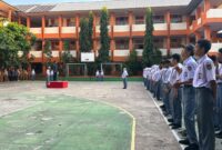 Siswa SMKN 1 Ternate saat mengikuti penyampaian pesan Ketua Bawaslu Kota Ternate Kifli Sahlan terkait pentingnya menjadi pemilih yang merdeka dan tidak terpengaruh politik uang, Senin (14/9/2026). (Dok: Bawaslu Ternate)