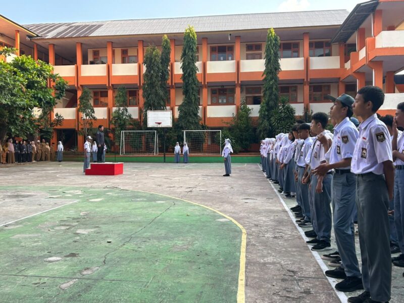 Siswa SMKN 1 Ternate saat mengikuti penyampaian pesan Ketua Bawaslu Kota Ternate Kifli Sahlan terkait pentingnya menjadi pemilih yang merdeka dan tidak terpengaruh politik uang, Senin (14/9/2026). (Dok: Bawaslu Ternate)