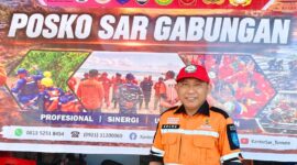 Penanggung Jawab Baznas Tanggap Bencana (BTB) Kota Ternate, Anca Nardiansyah, saat menyerahkan dukungan logistik untuk Tim SAR Gabungan dalam pencarian korban perahu terbalik di perairan Dufa-dufa, Senin (14/9/2026). (Dok: Istimewa).