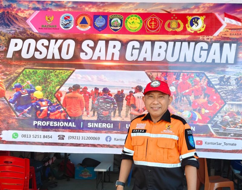 Penanggung Jawab Baznas Tanggap Bencana (BTB) Kota Ternate, Anca Nardiansyah, saat menyerahkan dukungan logistik untuk Tim SAR Gabungan dalam pencarian korban perahu terbalik di perairan Dufa-dufa, Senin (14/9/2026). (Dok: Istimewa).