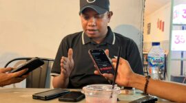 Faisal Opo Anwar saat memberikan penjelasan terkait polemik penyelesaian tragedi kecelakaan speedboat Bela72 dan komunikasi dengan keluarga korban, Senin (14/9/2026). (Dok: Istimewa)