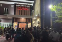 Sejumlah korban investasi Zahra Berkah berkumpul di depan Polres Ternate, Maluku Utara, menunggu proses pemeriksaan terhadap pihak yang disebut sebagai owner dan leader investasi tersebut, Kamis (17/9/2026). (Dok: Wahana Malut/Ical)