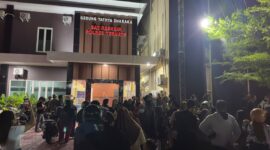 Sejumlah korban investasi Zahra Berkah berkumpul di depan Polres Ternate, Maluku Utara, menunggu proses pemeriksaan terhadap pihak yang disebut sebagai owner dan leader investasi tersebut, Kamis (17/9/2026). (Dok: Wahana Malut/Ical)