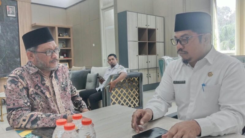 Rektor IAIN Ternate Adnan Mahmud bersama Sekda Halmahera Selatan Abdillah dalam pertemuan membahas dukungan Pemkab Halsel terhadap rencana pembukaan PSDKU IAIN Ternate di Labuha, Kamis (17/9/2026). (Dok: Istimewa)