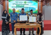 Rektor IAIN Ternate Adnan Mahmud dan Rektor Universitas Khairun Prof. Dr. Abdullah W. Jabid memegang dokumen MoU usai penandatanganan kerja sama kedua perguruan tinggi di Aula Nuku, Kampus II Unkhair, Gambesi, Ternate, Kamis (17/9/2026). (Dok: Istimewa)