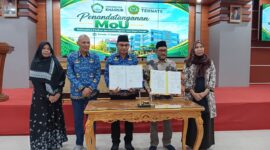 Rektor IAIN Ternate Adnan Mahmud dan Rektor Universitas Khairun Prof. Dr. Abdullah W. Jabid memegang dokumen MoU usai penandatanganan kerja sama kedua perguruan tinggi di Aula Nuku, Kampus II Unkhair, Gambesi, Ternate, Kamis (17/9/2026). (Dok: Istimewa)