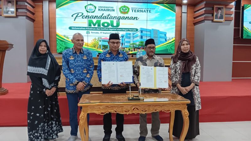 Rektor IAIN Ternate Adnan Mahmud dan Rektor Universitas Khairun Prof. Dr. Abdullah W. Jabid memegang dokumen MoU usai penandatanganan kerja sama kedua perguruan tinggi di Aula Nuku, Kampus II Unkhair, Gambesi, Ternate, Kamis (17/9/2026). (Dok: Istimewa)