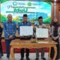 Rektor IAIN Ternate Adnan Mahmud dan Rektor Universitas Khairun Prof. Dr. Abdullah W. Jabid memegang dokumen MoU usai penandatanganan kerja sama kedua perguruan tinggi di Aula Nuku, Kampus II Unkhair, Gambesi, Ternate, Kamis (17/9/2026). (Dok: Istimewa)