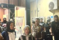 Ani Jamal (Baju Garis) saat diwawancarai usai menjalani pemeriksaan terkait investasi Zahra Berkah di Maluku Utara, Kamis (17/9/2026). (Dok: Wahana Malut/ical)