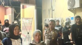 Ani Jamal (Baju Garis) saat diwawancarai usai menjalani pemeriksaan terkait investasi Zahra Berkah di Maluku Utara, Kamis (17/9/2026). (Dok: Wahana Malut/ical)