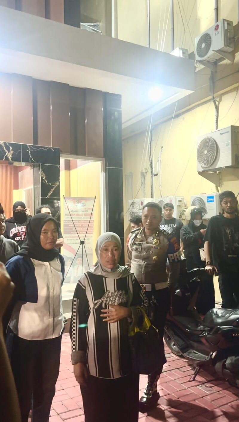 Ani Jamal (Baju Garis) saat diwawancarai usai menjalani pemeriksaan terkait investasi Zahra Berkah di Maluku Utara, Kamis (17/9/2026). (Dok: Wahana Malut/ical)