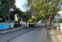 Sejumlah pekerja melakukan pemeliharaan jalan menggunakan perkerasan hotmix di salah satu ruas jalan dalam Kota Ternate, Maluku Utara. Program pemeliharaan jalan tahun 2026 telah mencapai progres 74 persen, Jumat (18/9/2026). (Dok: istimewa)