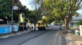 Sejumlah pekerja melakukan pemeliharaan jalan menggunakan perkerasan hotmix di salah satu ruas jalan dalam Kota Ternate, Maluku Utara. Program pemeliharaan jalan tahun 2026 telah mencapai progres 74 persen, Jumat (18/9/2026). (Dok: istimewa)